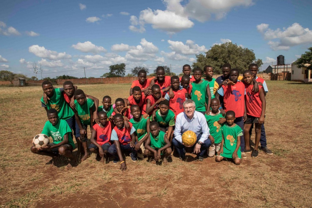 Thomas Bach also visited Boané in Mozambique, where he played football with schoolchildren ©IOC/Greg Martin