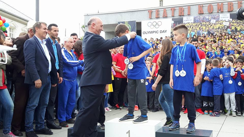 Kosovan Olympic Committee President Besim Hasani awards medals to young athletes ©KOC/Facebook
