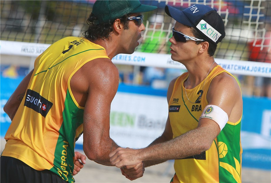 Guto and Pedro Solberg were among the pairings who won quota matches today at the FIVB Beach World Tour in Moscow ©FIVB