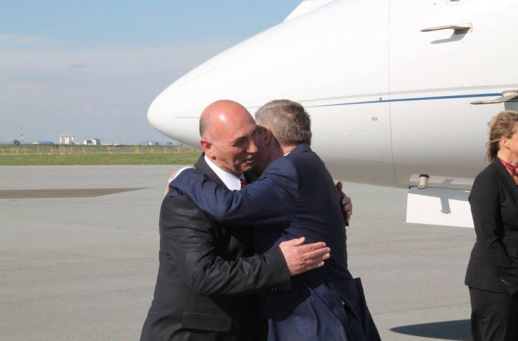 Thomas Bach and Besim Hasani meeting on the former's arrival in Pristina ©KOC