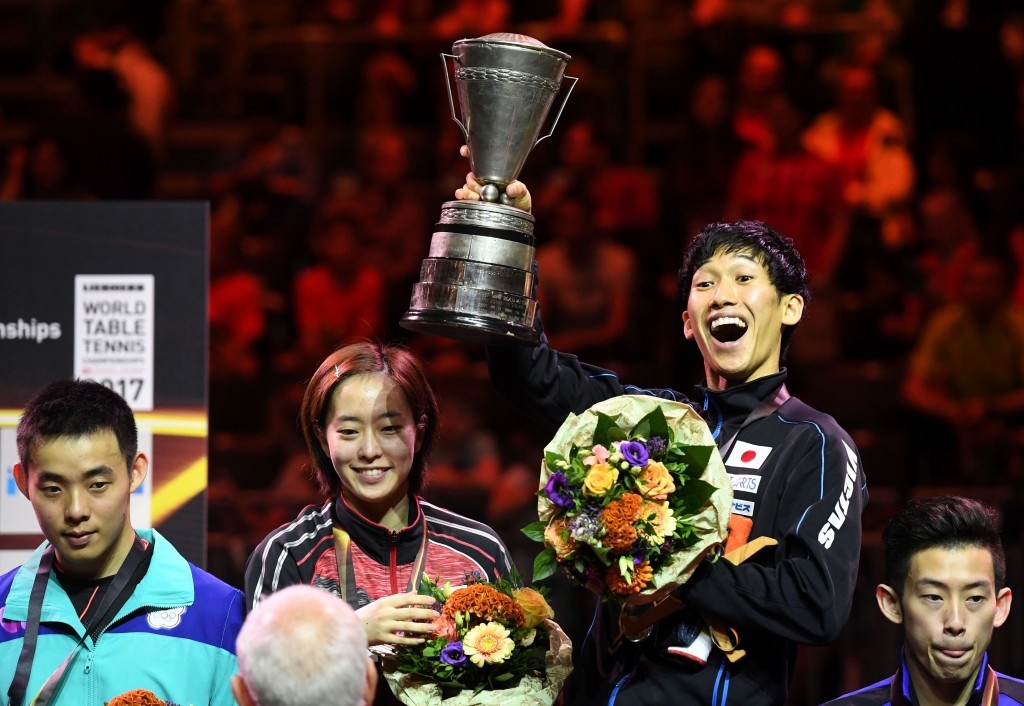 Maharu Yoshimura, right, and Kasumi Ishikawa receive the mixed doubles trophy ©Getty Images