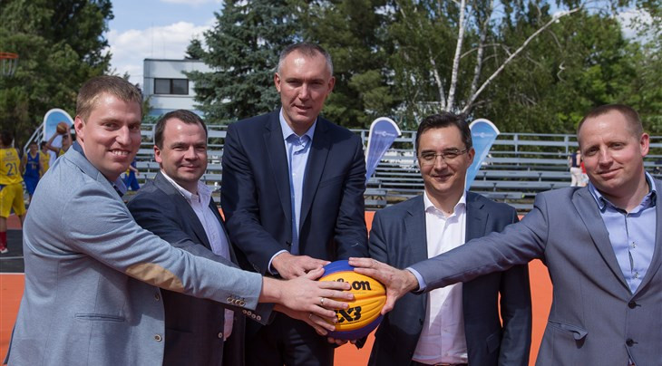 Debrecen Mayor László Papp, in the centre, helped celebrate his city being awarded the 2019 3x3 Europe Cup ©FIBA