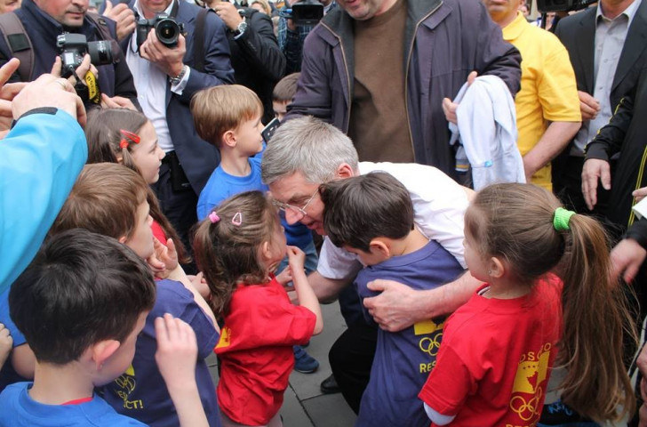 IOC President Thomas Bach meets young Kosovans during the Fun Run in Pristina ©KOC