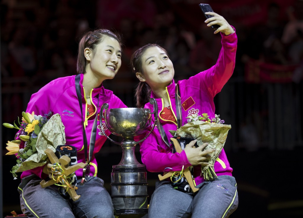 Liu Shiwen, right, takes a selfie on the podium with Ding Ning ©Getty Images