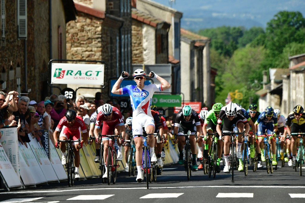 Démare sprints to victory on stage two of Critérium du Dauphiné