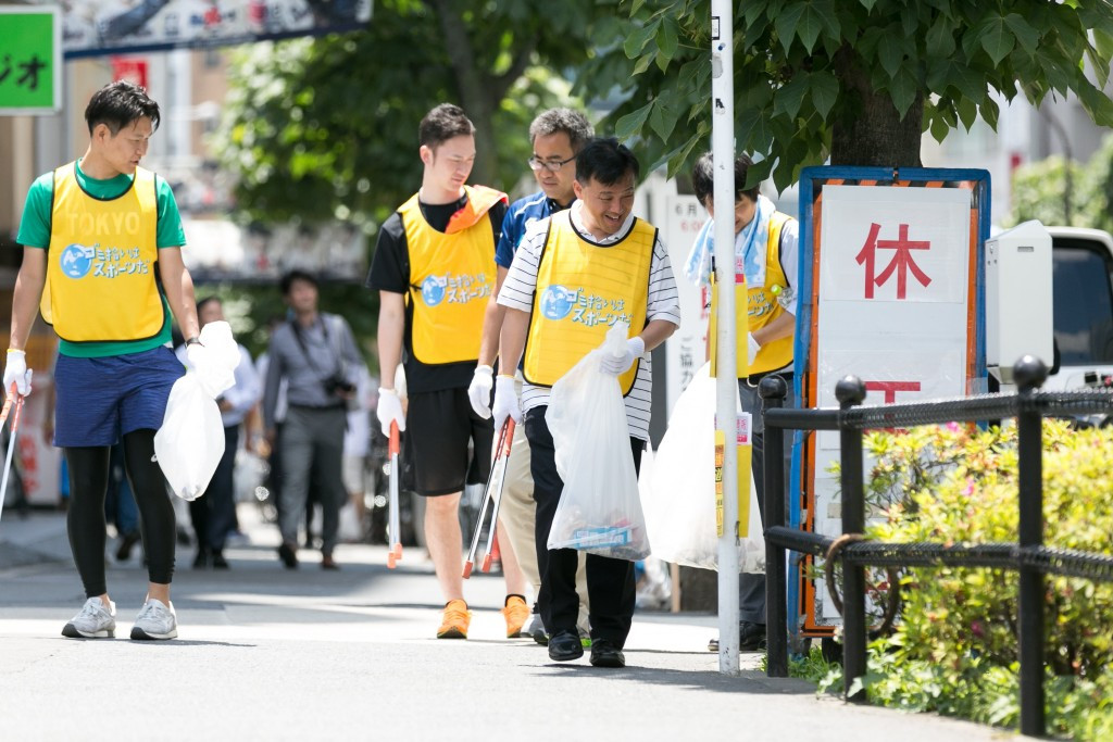 Twenty teams of five members participated, with the aim to see who could collect the most litter from the area in a set amount of time ©Tokyo 2020