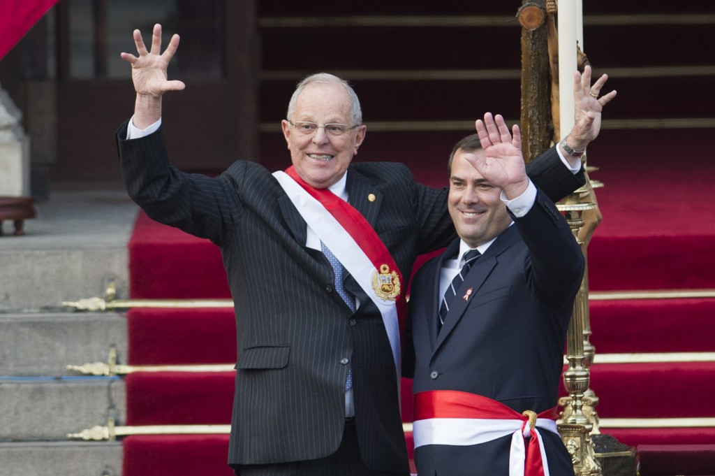 Bruno Giuffra, pictured here on the right alongside Peruvian President Pedro Pablo Kuczynski, has recently been sworn in as the new Peruvian Minister of Transport and Communications ©Getty Images