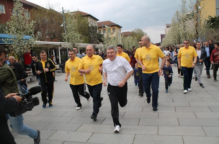 Thomas Bach shows his competitive steak by powering ahead of the field during the Fun Run ©KOC