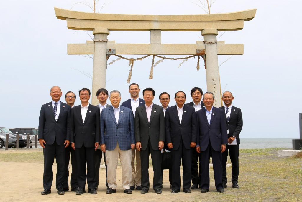 Tokyo 2020 President visits Olympic surfing venue