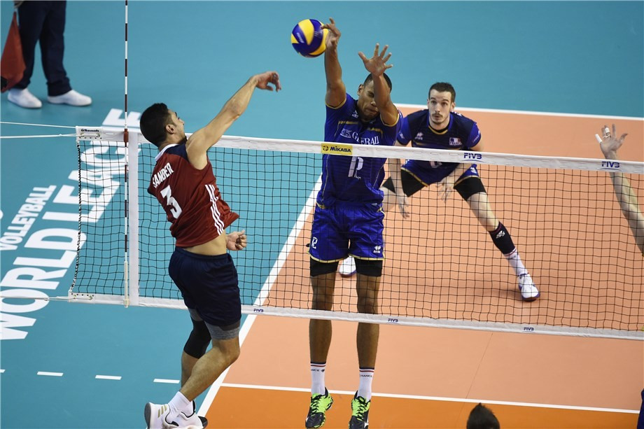 France beat the United States in four sets on home soil ©FIVB