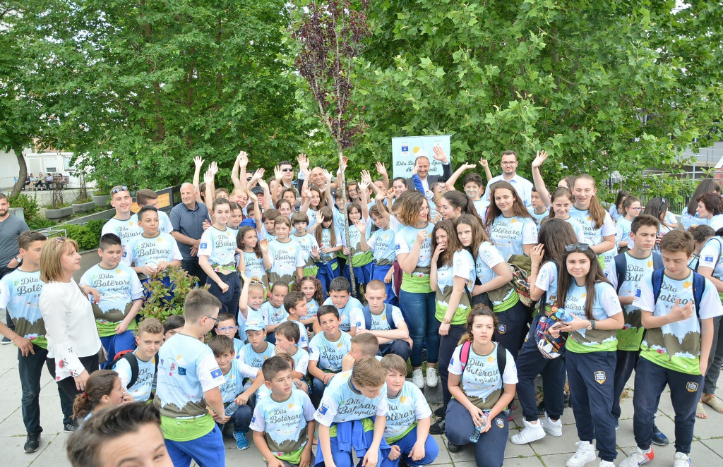 The KOC planted a tree with children to mark World Sports and Environment Day ©KOC