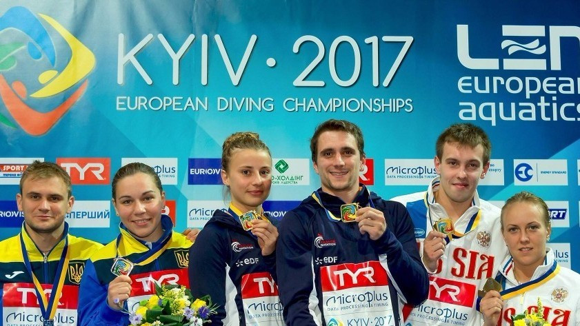 France's Laura Marino and Matthieu Rosset, centre, won the mixed team event in Kyiv today ©LEN