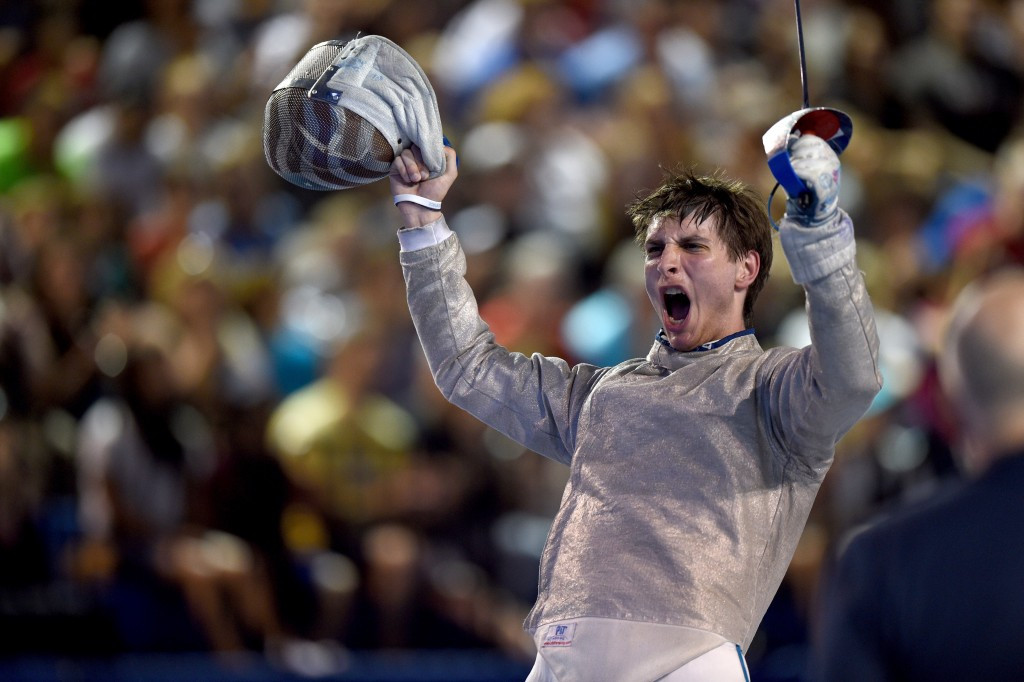 Eli Dershwitz celebrates winning gold in sabre fencing ©Getty Images