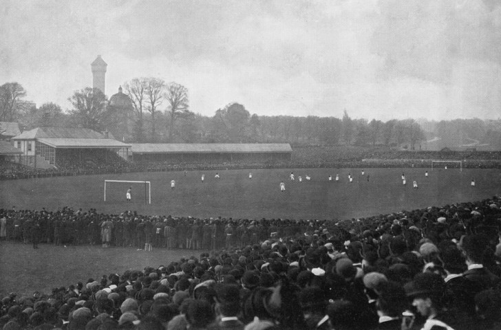 The 1897 FA Cup final at Crystal Palace, in which Aston Villa beat Everton 3-2. A crowd of more than 65,000 seemed content to watch the whole match, despite the fact that the ball was kicked out of play many times - including five times for the goals ©Getty Images