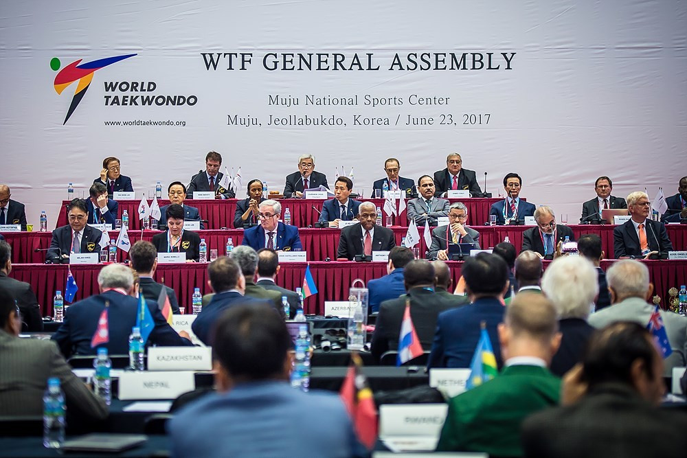Chungwon Choue, centre of back row, has been re-elected President of the World Taekwondo Federation for a new four-year term ©WTF