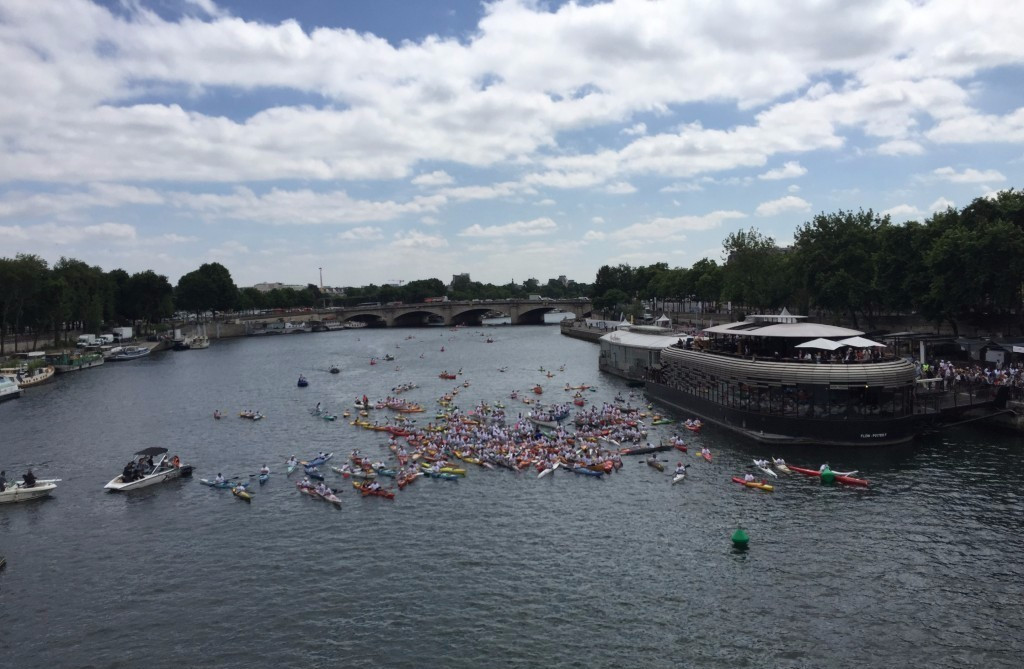 Paris 2024 co-chair Tony Estanguet led 200 canoeists down the River Seine ©ITG