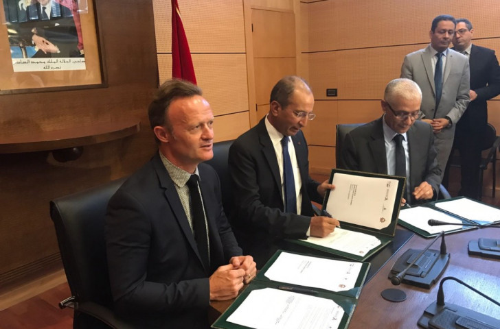 Laurent Petrynka (left), President of the International School Sports Federation, signs the official agreement with Morocco's Ministers of Education and of Sport confirming that Africa ©Getty Images