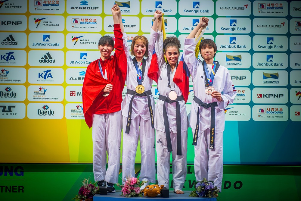 And then went on to celebrate with her fellow medallists ©World Taekwondo
