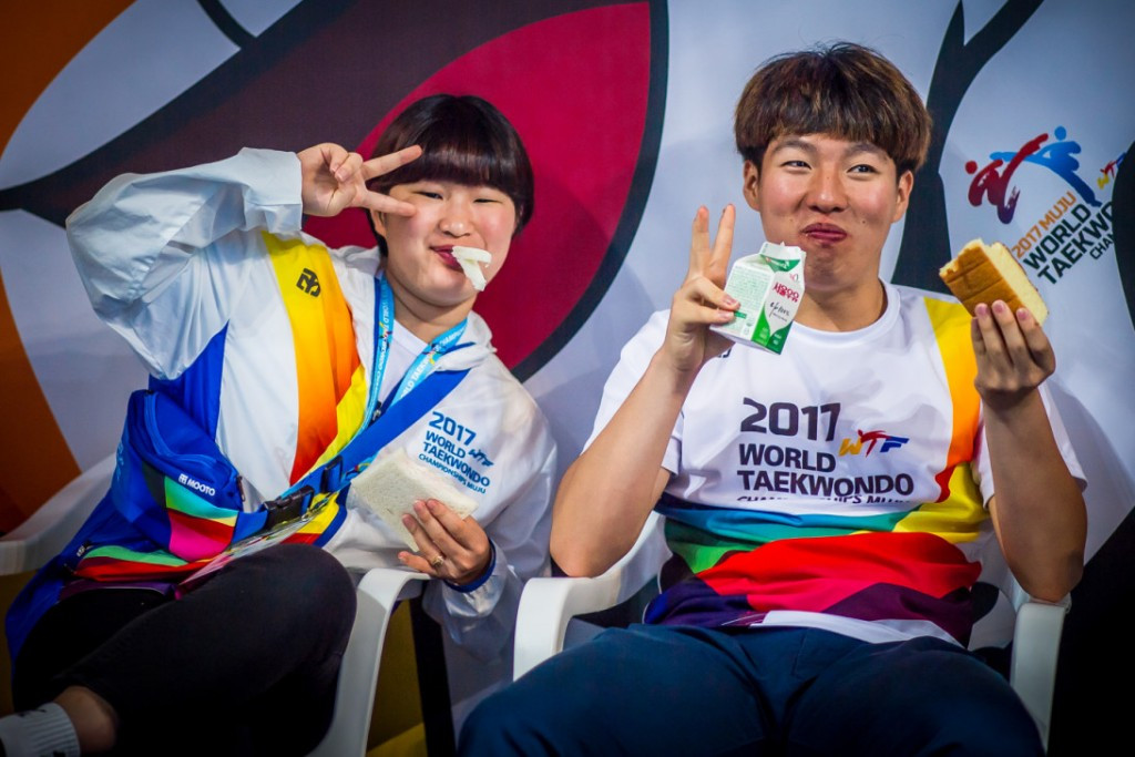 The volunteers certainly appear to be enjoying themselves ©World Taekwondo