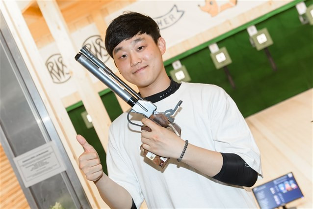 Choe Boram of South Korea broke the world junior record as he sealed the gold medal in the men's 10 metres air pistol ©ISSF