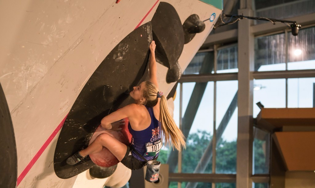 Shauna Coxsey en-route to retaining her IFSC Bouldering World Cup title in Mumbai today ©IFSC