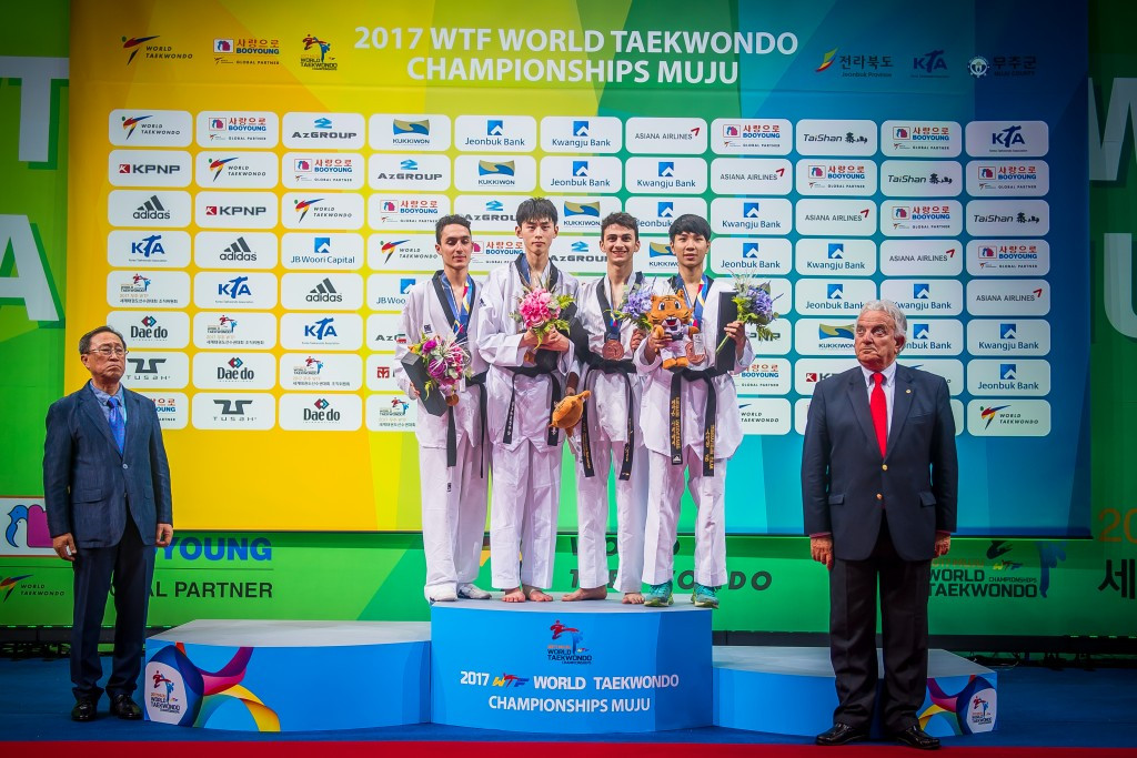 Franceso Ricci Bitti, right, presented medals during the ceremony of the men's 54kg category at the World Taekwondo Championships ©World Taekwondo