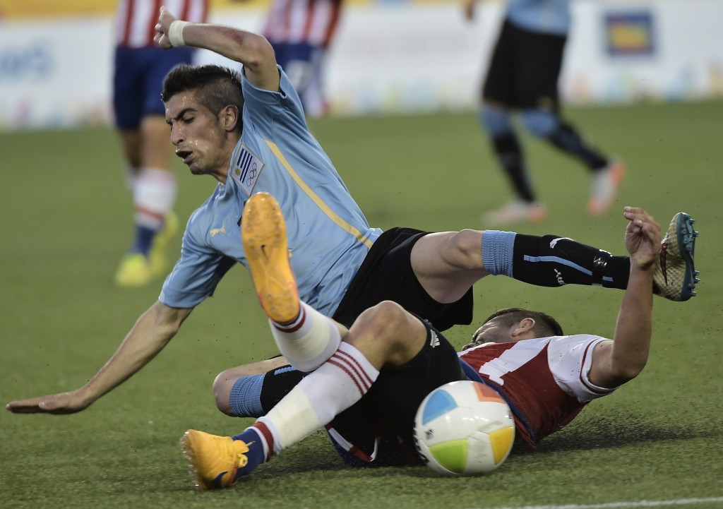 Paraguay and Uruguay clashed as they sought the last men's football semi-final place ©AFP/Getty Images