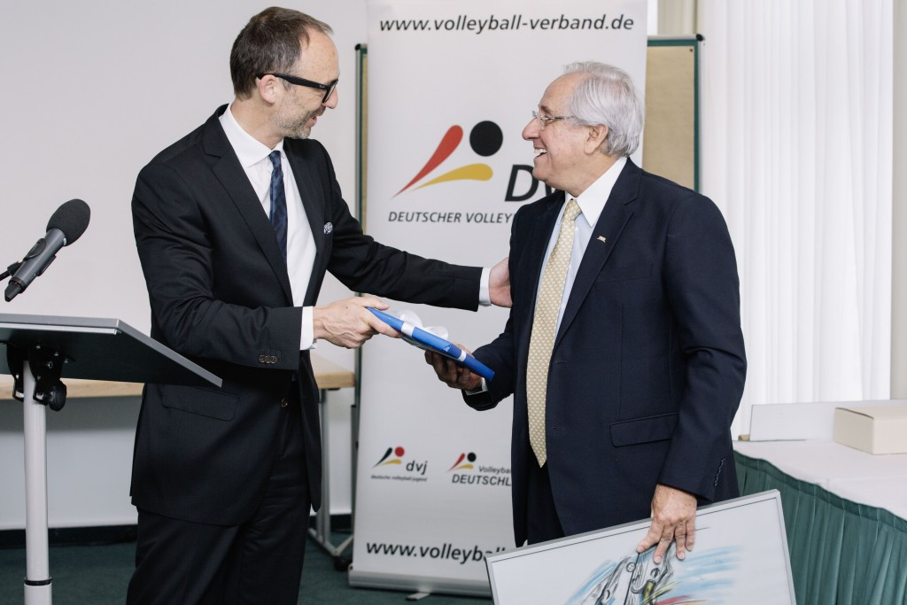 FIVB President Ary Graça, right, and German National Volleyball Federation President Thomas Krohne, left, met at the General Assembly in Hannover ©FIVB