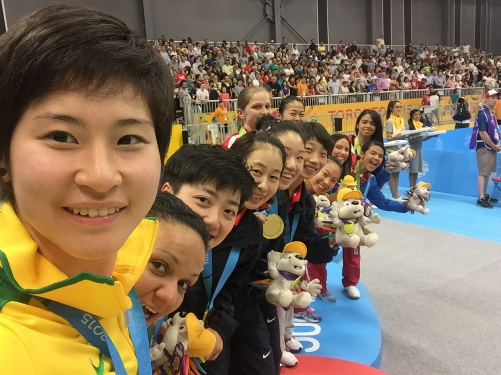 Medal winners pose for a selfie following the women's team table tennis competition ©ITTF
