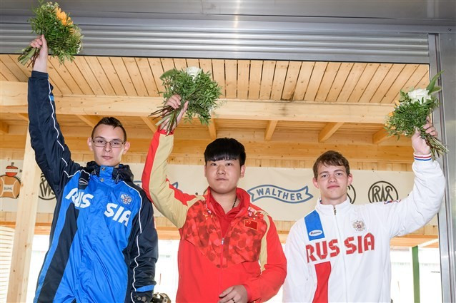 Wang Zhehao of China marked his debut in style as he shot a world junior record to clinch the gold medal in the men's 50 metres pistol event ©ISSF
