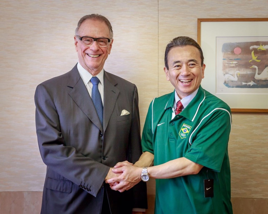 Carlos Nuzman, left, signed the agreements prior to the latest Tokyo 2020 Coordination Commission visit ©COB