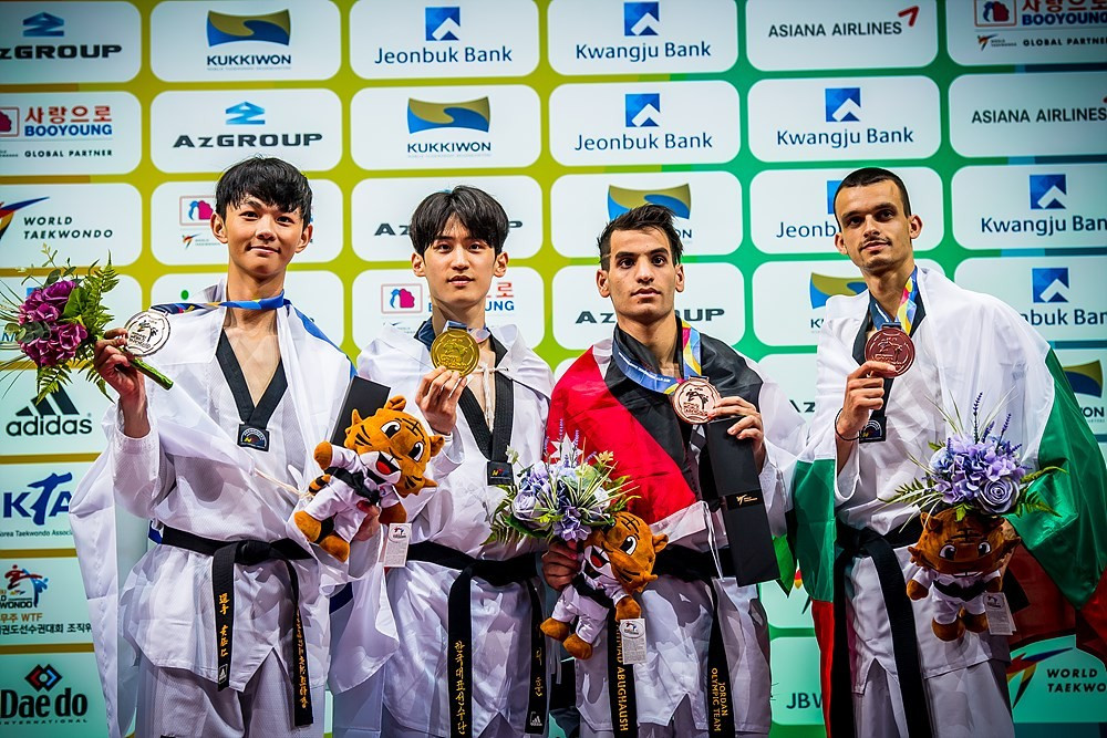 Lee celebrated with his fellow medallists on the podium ©World Taekwondo
