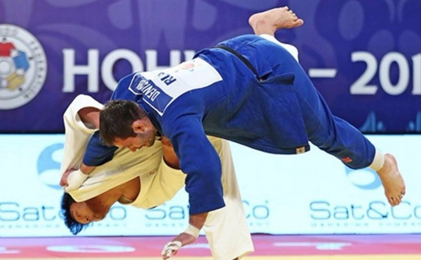 Ryunosuke Haga attempts a throw Kirill Denislov during the men's 100kg final ©IJF