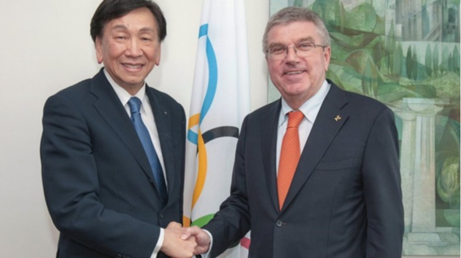 International Olympic Committee President Thomas Bach, pictured here with AIBA counterpart C K Wu, will be among the guests for the final day of action at the 2017 AIBA World Championships in German city Hamburg ©AIBA