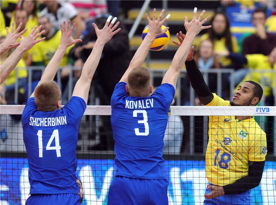 Brazil beat Russia to earn a semi-final berth ©FIVB