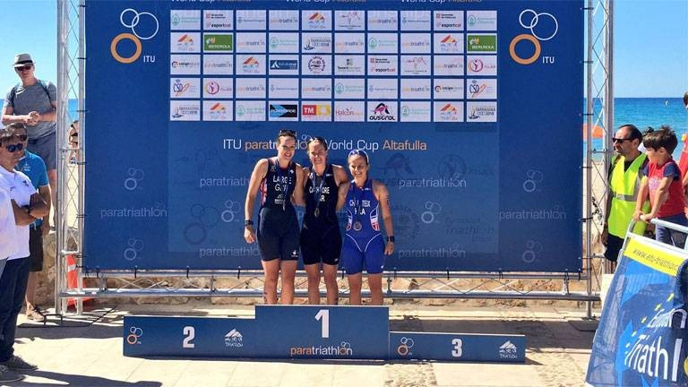 Great Britain dominated the women’s PTS5 race as Claire Cashmore, centre, secured victory in front of compatriot Kerry Large, left, ©British Triathlon 
