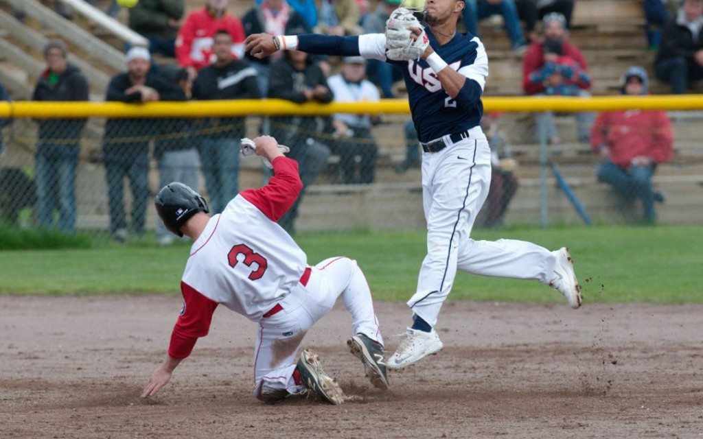 Defending champions and hosts Canada remain undefeated at the Men’s Softball World Championship in Whitehorse ©WBSC