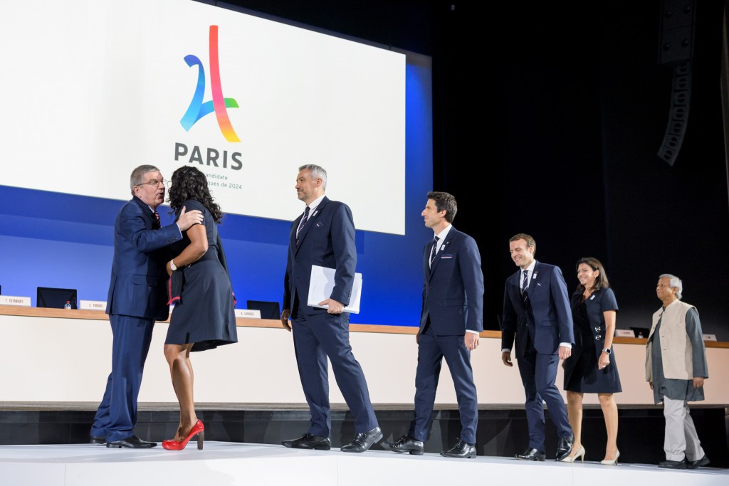 Thomas Bach greets the Paris 2024 bid team before their presentation ©Getty Images
