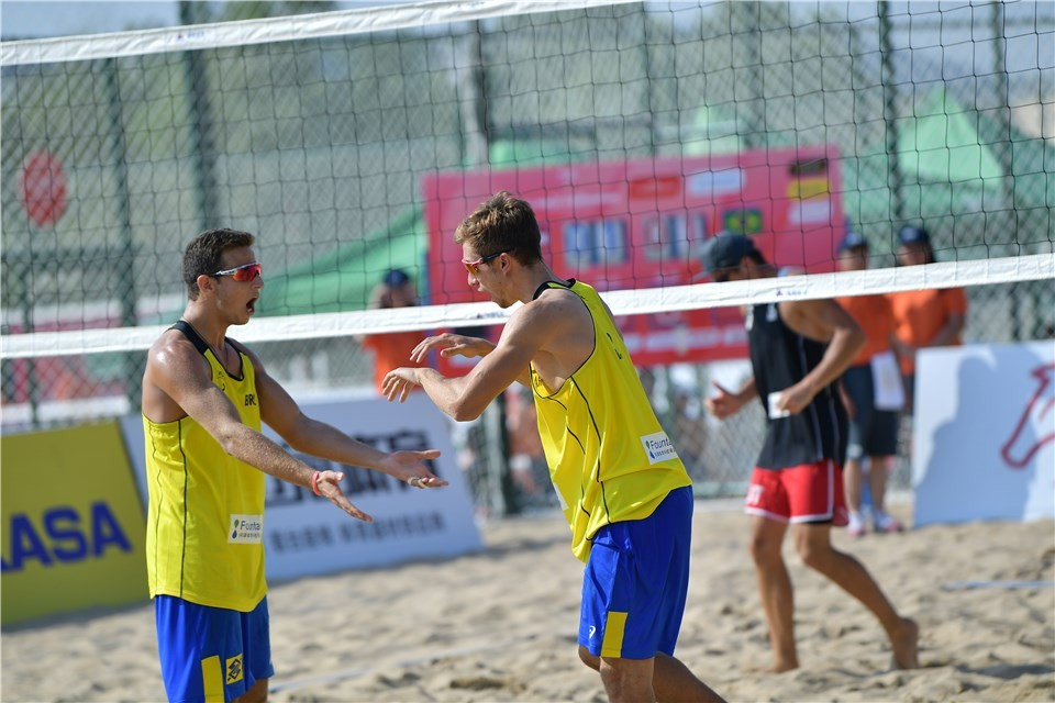 Brazilian pair reach FIVB Under-21 Beach World Championship main draw