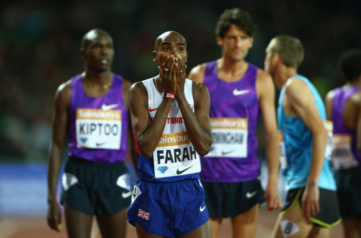 Mo Farah won the men's 3,000m in his first race on home soil since allegations of doping were made against coach Alberto Salazar