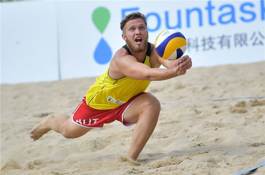 Lucky losers Moritz Fabian Kindl, pictured, and Marian Klaffinger of Austria claimed two victories today to top their main draw pool at the FIVB Under-21 Beach World Championships in Nanjing ©FIVB