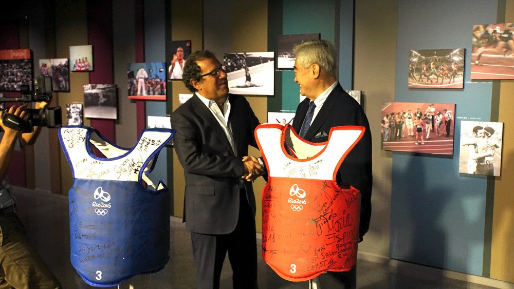 World Taekwondo President Chungwon Choue shakes hands with Olympic Museum director Francis Gabet ©World Taekwondo