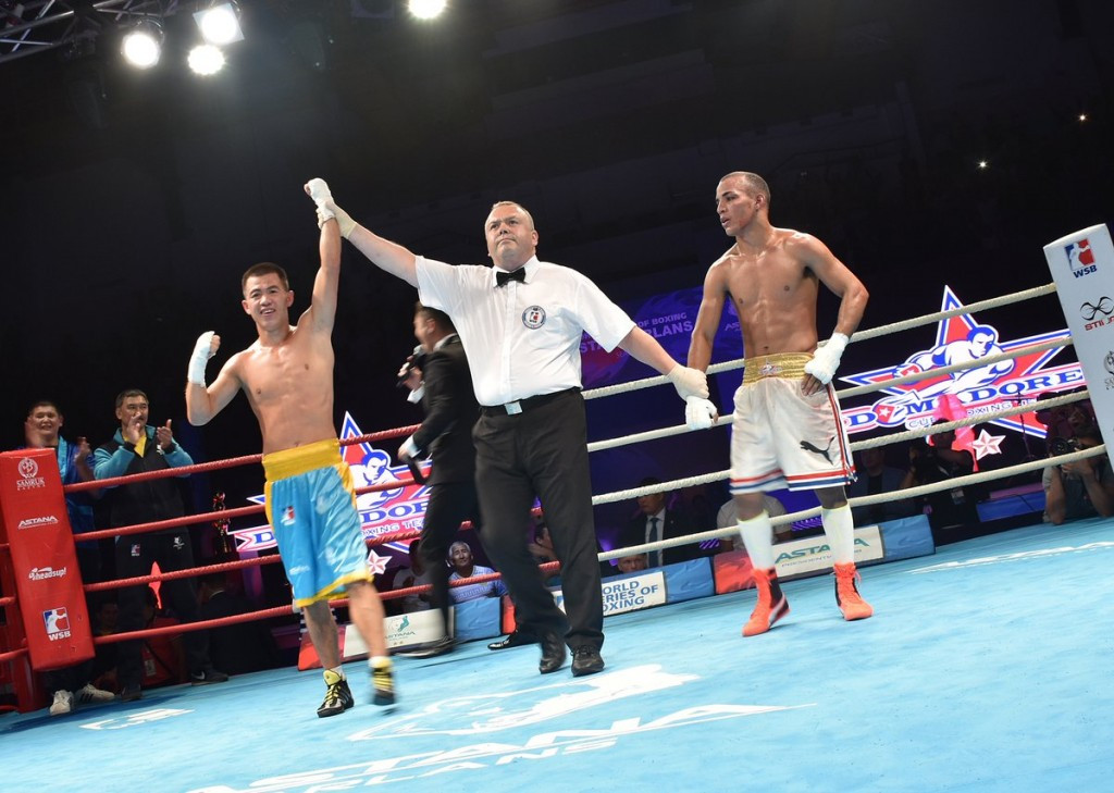 Olzhas Bainiyazov, left, sealed the title after beating Frank Zaldivar in the final bout ©WSB