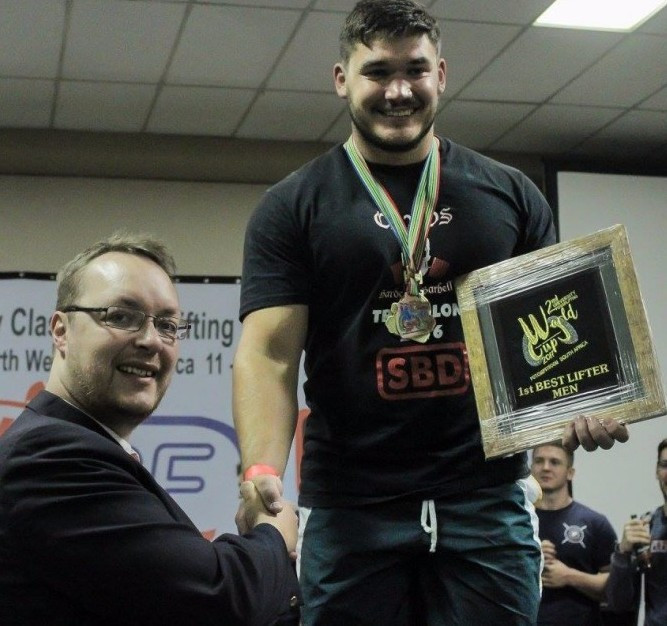 Francois Maritz receives his best lifter prize in the men's categories ©IPF/Facebook