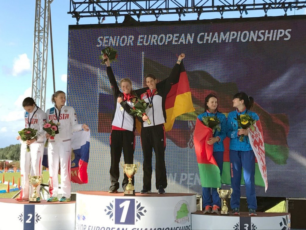 Lena Schöneborn and Annika Schleu, centre, claimed team relay gold ©Twitter/Pentathlon Germany
