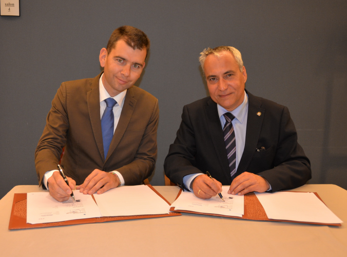 FITE President Frédéric Bouix, left, and FEI President Ingmar De Vos, right, sign the MoU 