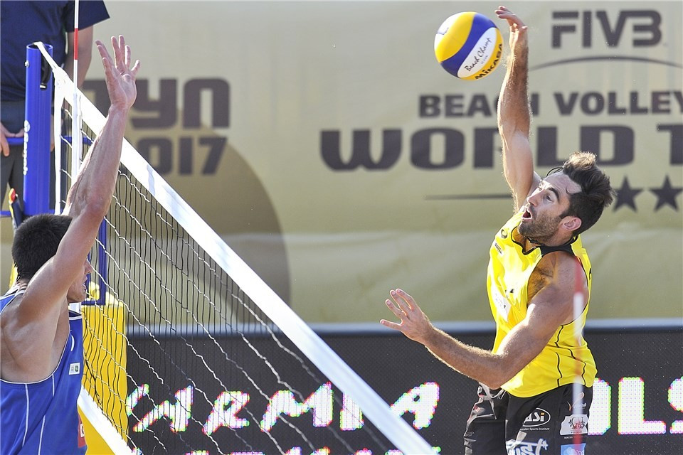 Australia’s Christopher McHugh and Damien Schumann were among the winners in qualifying ©FIVB