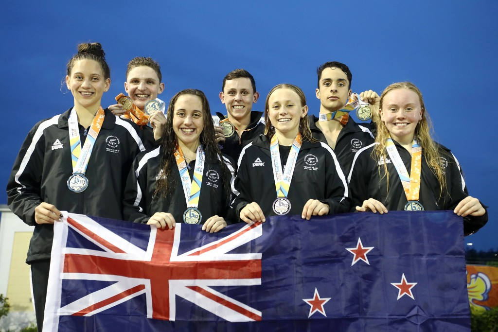 New Zealand's swimming medallists posed with their medals at the end of the second night of swimming finals ©Getty Images