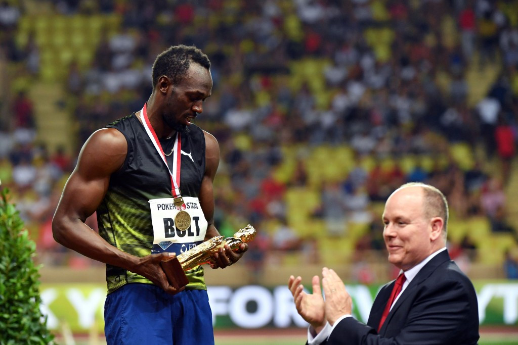 Usain Bolt receives a golden Hercules figure in Monaco from Prince Albert II ©Getty Images