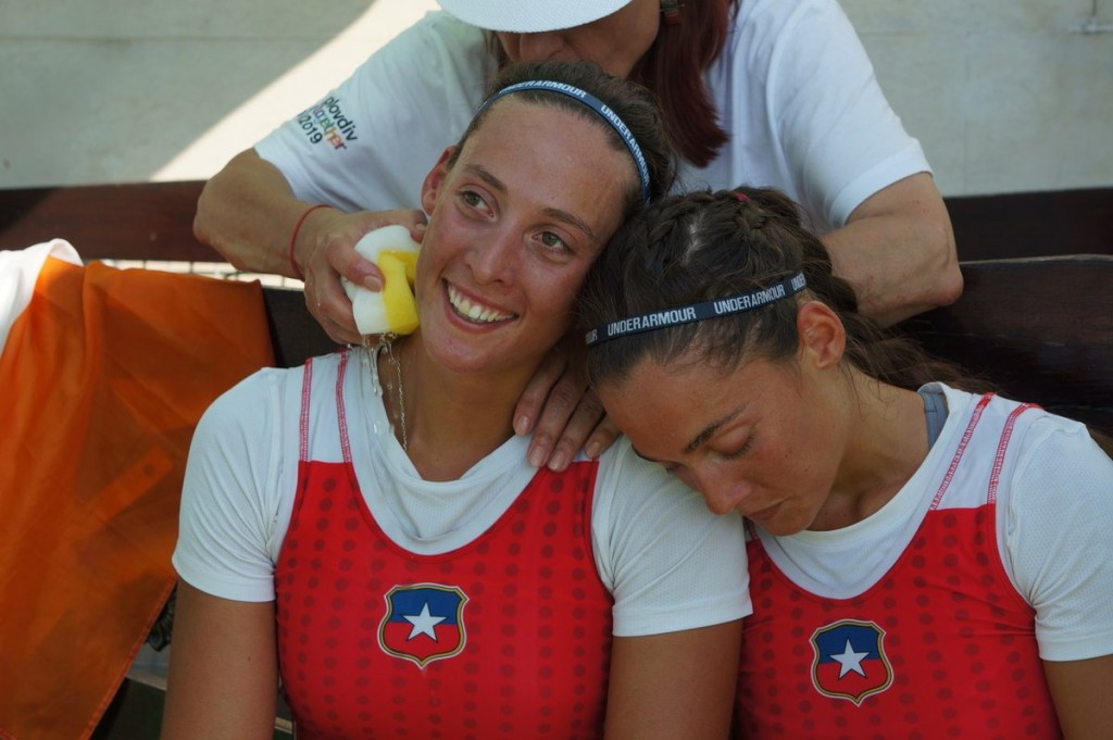 The Abraham sisters won gold for Chile in the women's pair ©FISA